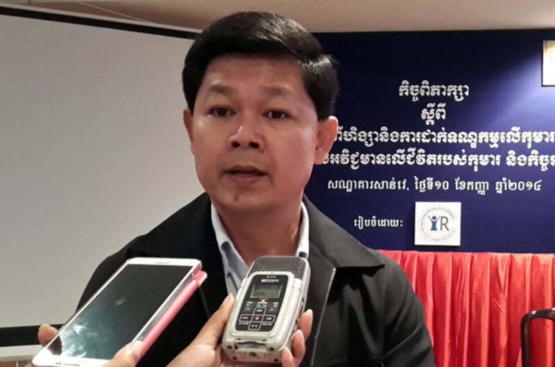 អគ្គលេខាធិការ​នៃ​សម្ព័ន្ធ​អង្គការ​មិនមែន​រដ្ឋាភិបាល​ដើម្បី​សិទ្ធិ​កុមារ លោក មាស សំណាង ផ្ដល់​បទសម្ភាសន៍​ក្នុង​កិច្ច​ពិភាក្សា​ថ្នាក់​ជាតិ ស្ដីពី​អំពើ​ហិង្សា​លើ​កុមារ កាល​ពី​ថ្ងៃ​ទី​១០ កញ្ញា ឆ្នាំ​២០១៤ នា​រាជធានី​ភ្នំពេញ។