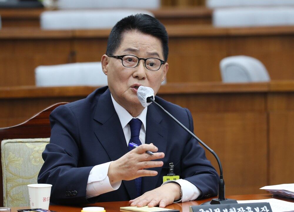 박지원 국가정보원장 후보자가 27일 오전 서울 여의도 국회에서 열린 정보위원회 인사청문회에서 답변하고 있다.