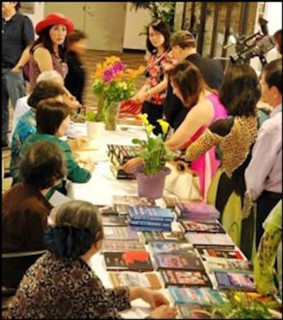 Tủ Sách Tiếng Quê Hương trong một lần giới thiệu sách hồi năm 2012. Courtesy Tiếng Quê Hương.