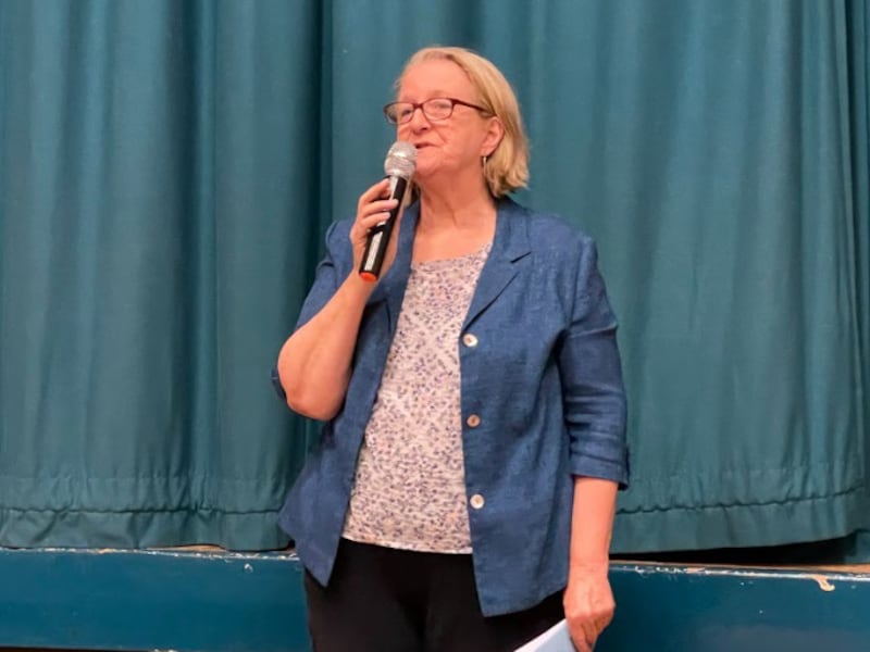 代表自由民主黨出席論壇的薩頓議會領袖露絲．唐比（Ruth Dombey），發言開首就以香港紀錄片《時代革命》打「溫情牌」，以她觀看《時代革命》的感受，連結在場港人。（呂熙 攝）