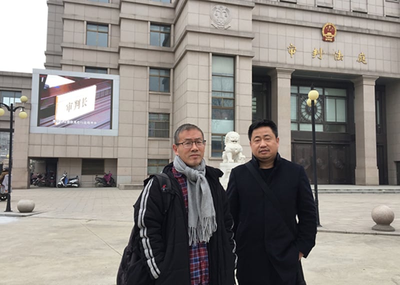 余文生的兩位代理律師謝陽（右）和常伯陽譴責徐州司法機關在余文生案上嚴重違法。（許豔提供 / 拍攝日期不詳）