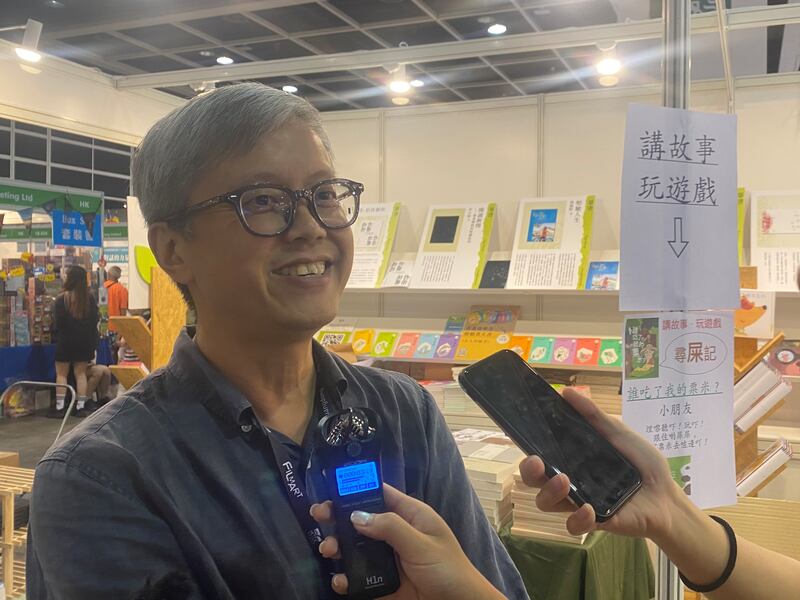 「藍藍的天」總編輯伍自禎表示,出售的書籍並不敏感,不擔心有違法風險。(張仕仁攝)