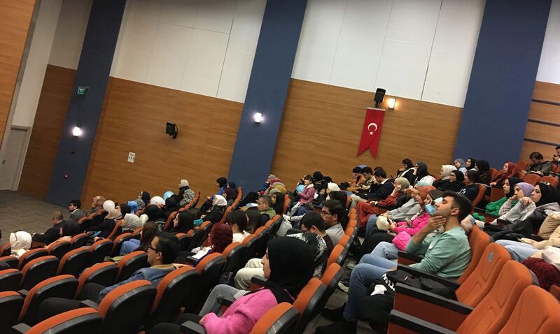 تۈركىيەنىڭ كونيا شەھىرىدە ئۆتكۈزۈلگەن ئۆتكۈزۈلگەن ئۇيغۇرلار ھەققىدە دوكلات بېرىش يىغىنىغا قاتناشقان ئوقۇغۇچىلار. 2022-يىلى 1-نويابىر.