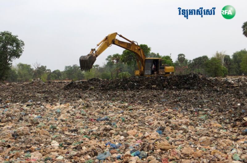 គំនរ​សំរាម​រាយប៉ាយ និង​ជះ​ក្លិន​ស្អុយ នៅ​ឃុំ​ត្រពាំងធំ ខេត្ត​សៀមរាប។ រូបថត​ថ្ងៃ​ទី​២៣ ខែ​មីនា ឆ្នាំ​២០១៥ 