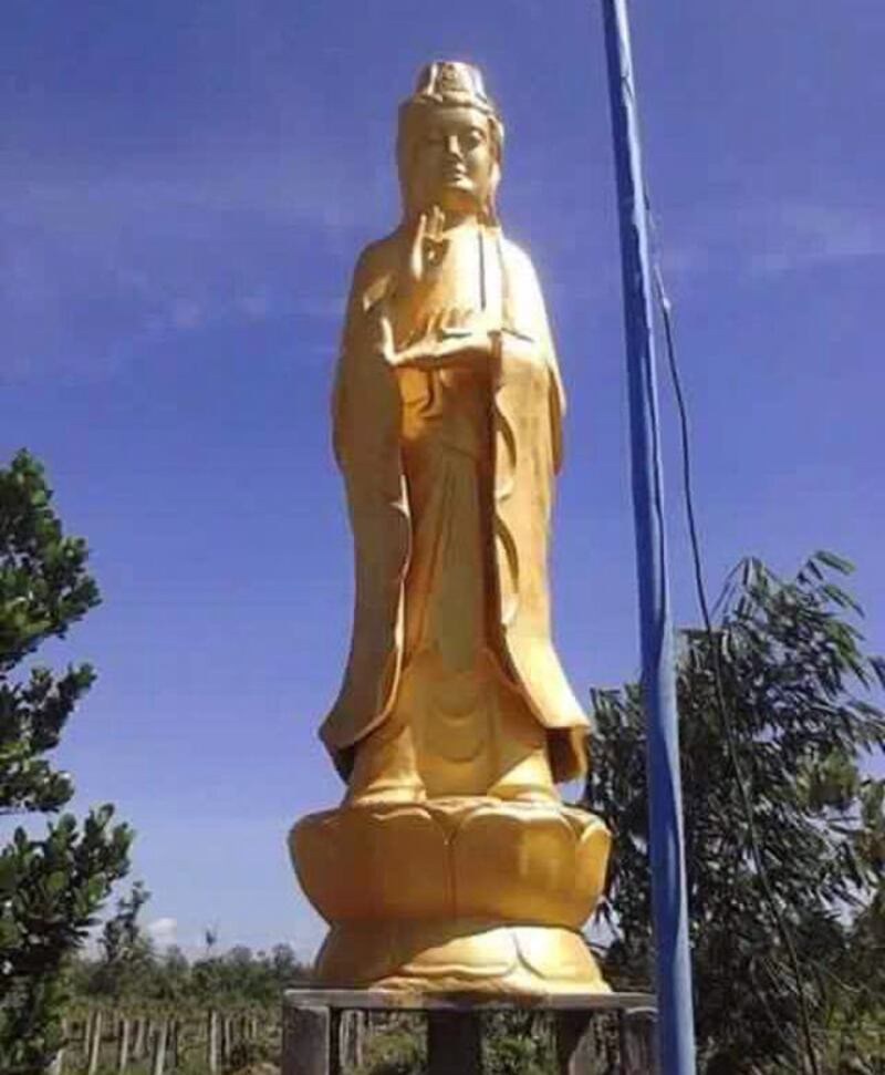 រូប​សំណាក​ព្រះនាង​គង់ស៊ីអ៊ីម ទទឹង​ជាង ១​ម៉ែត្រ និង​កម្ពស់ ៤​ម៉ែត្រ ត្រូវ​ជនជាតិ​វៀតណាម លួច​សង់​នៅ​ភូមិ​ផ្ចឹកជ្រុំ ឃុំ​កន្ទួត ស្រុក​ស្វាយលើ ខេត្ត​សៀមរាប។ រូបថត​ថ្ងៃ​ទី​២៨ ខែ​ឧសភា ឆ្នាំ​២០១៥ 