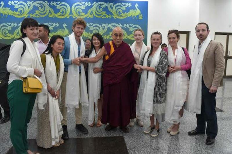 西藏精神领袖达赖喇嘛于5月21日在达兰萨拉附近机场会见欧洲议会代表团(藏人行政中央网站)