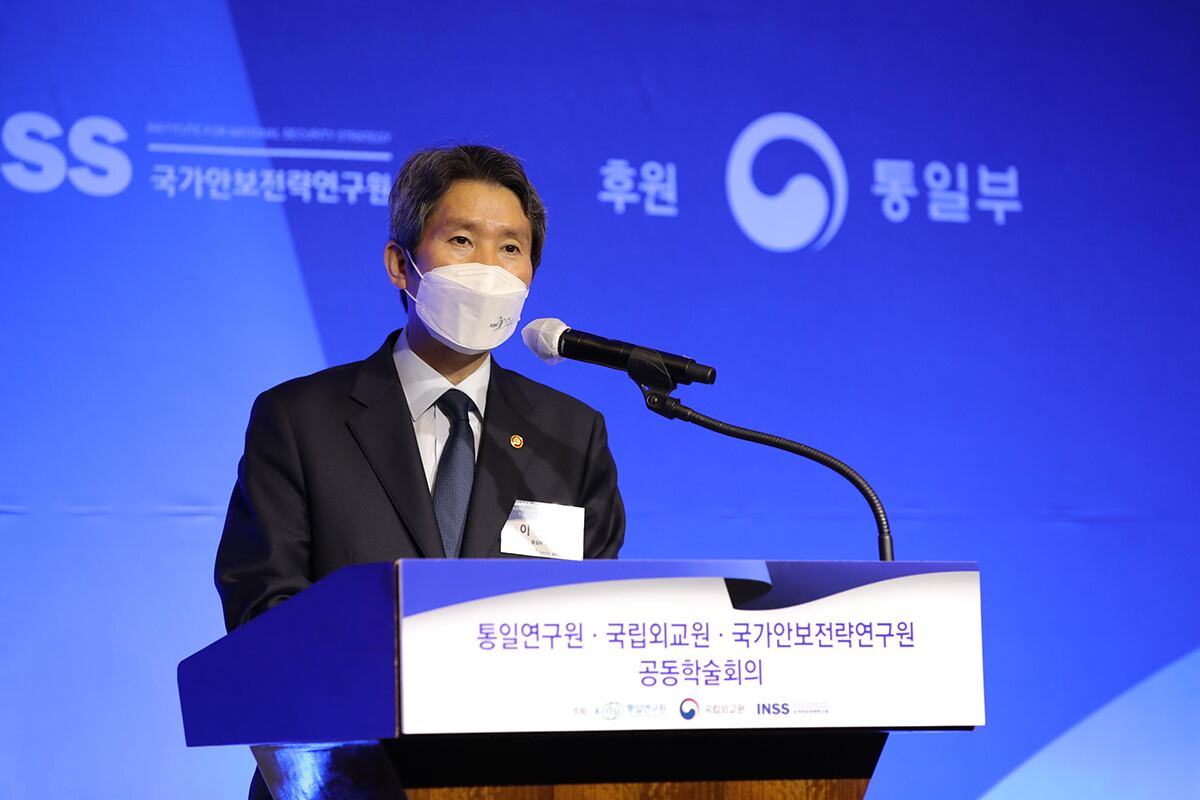 이인영 통일부 장관이 13일 서울 웨스틴조선호텔에서 국립외교원·통일연구원·국가안보전략연구원이 공동으로 주최한 학술회의에 참석해 축사하고 있다.