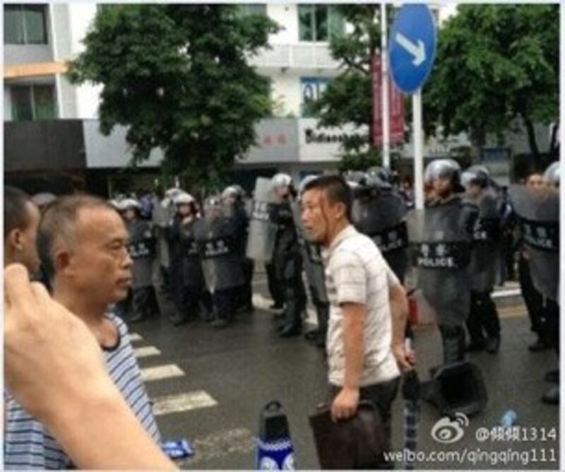 图片: 民众与警方对峙。 (新浪微博/中国茉莉花革命网)