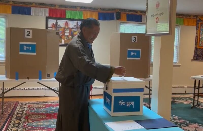 ཟླ་ ༤ ཚེས་ ༢༦ ཉིན་ཨ་རིའི་རྒྱལ་སའི་མངའ་ཁུལ་གྱི་བོད་མི་ཚོས་འོས་བསྡུར་མཉམ་ཞུགས་གནང་པ།