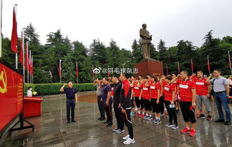 中国国家羽球队奥运前的党建活动:赴韶山毛泽东故居进行爱国主义教育(网络截图)