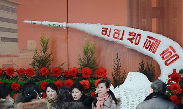2013년 평양에서 열린 김정일화 축전에 '은하3호'를 본뜬 장식이 걸려있다.