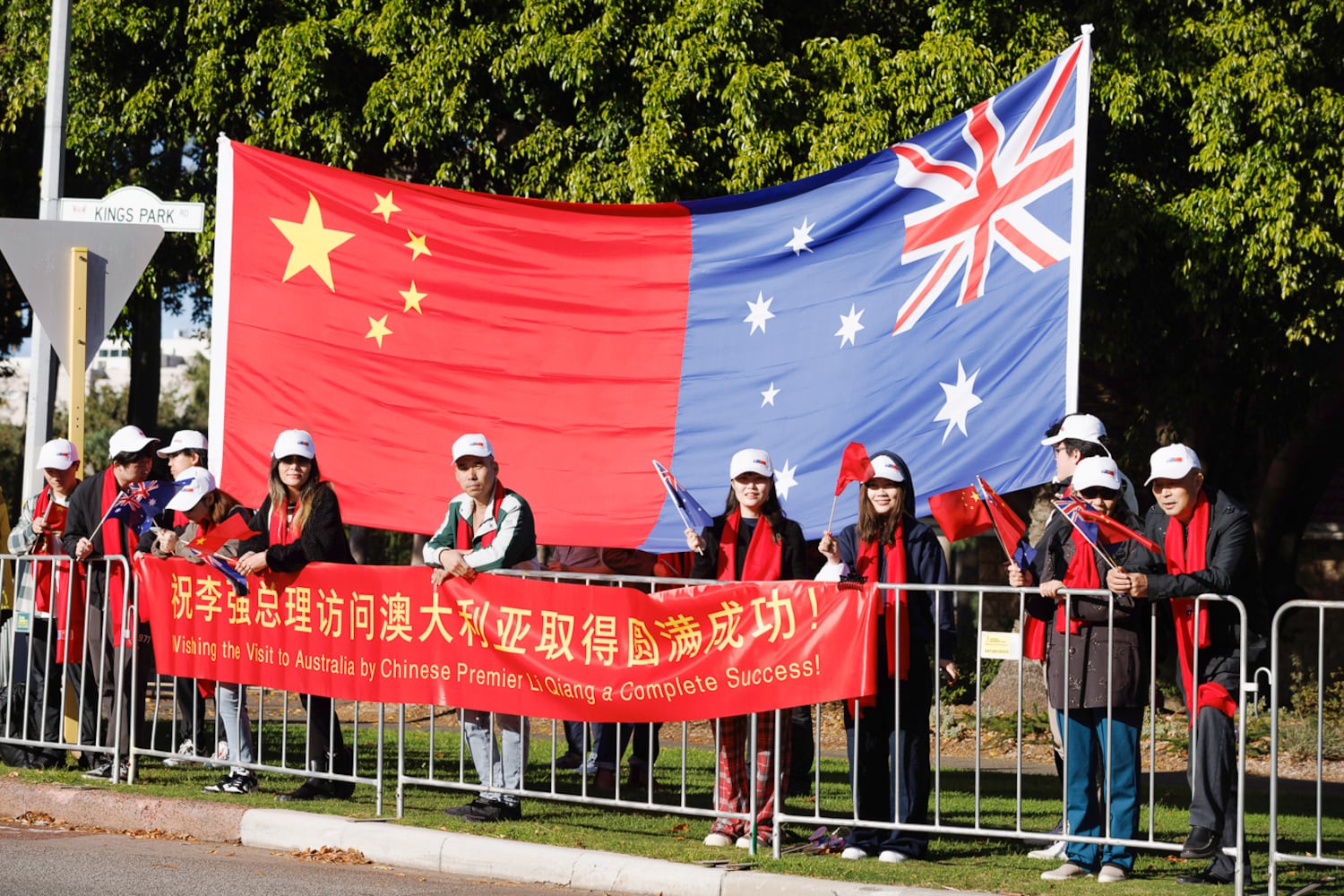 Unterstützer erwarten die Ankunft des chinesischen Premierministers Li Qiang und des australischen Premierministers Anthony Albanese im Kings Park in Perth, Australien, am 18. Juni 2024.
