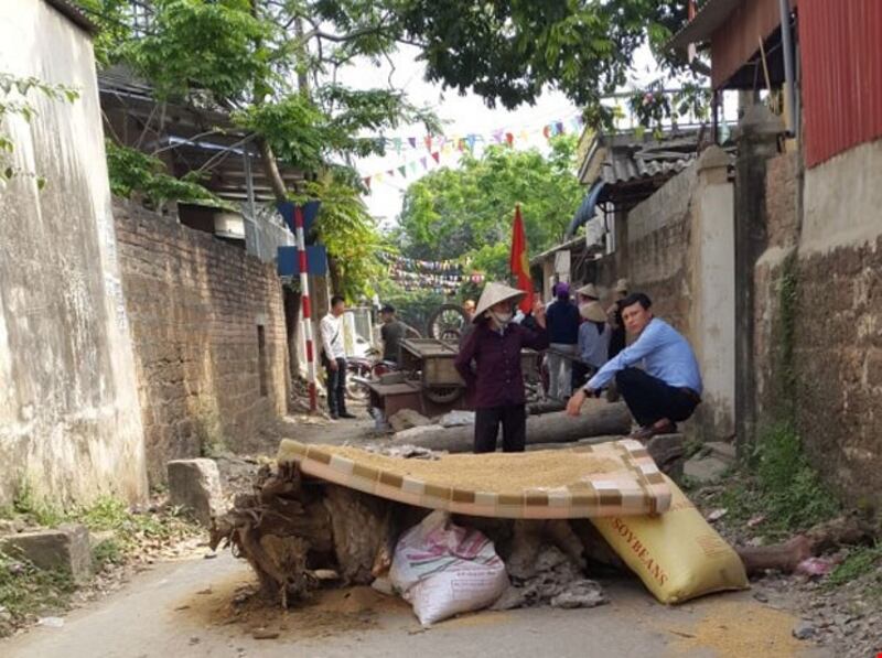 Người dân đặt chướng ngại vật trên một con đường vào xã Đồng Tâm. 