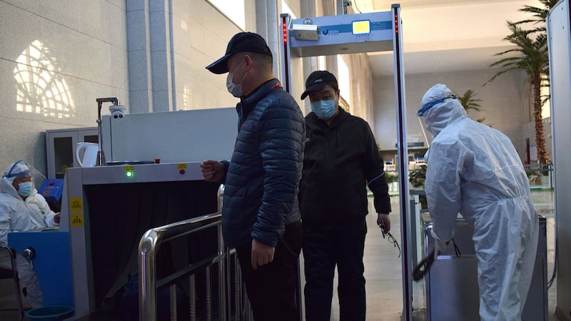 据黑龙江卫健委本周三(4月22日)通报,4月21日0时至24时,黑龙江省省内新增确诊病例7例(哈尔滨7例,本土无症状感染者转为确诊病例1例)。(路透社)