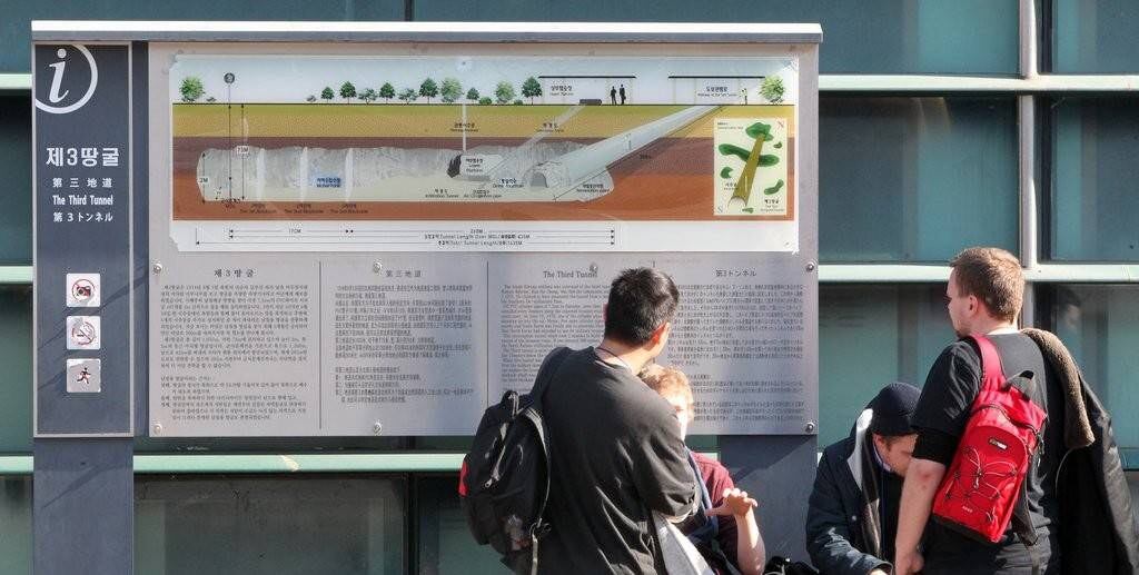 도라산전망대를 다녀온 외국인 관광객들이 제3땅굴 입구 앞에서 휴식을 하고 있다.