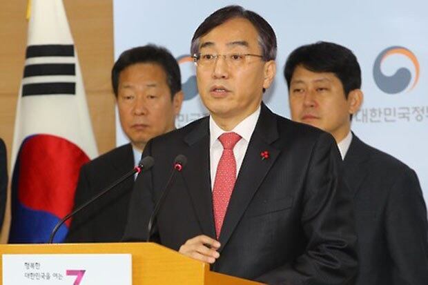이석준 국무조정실장이 2일 오전 서울 세종로 정부서울청사에서 우리 정부의 독자적 대북제재 조치에 대해 발표하고 있다. 