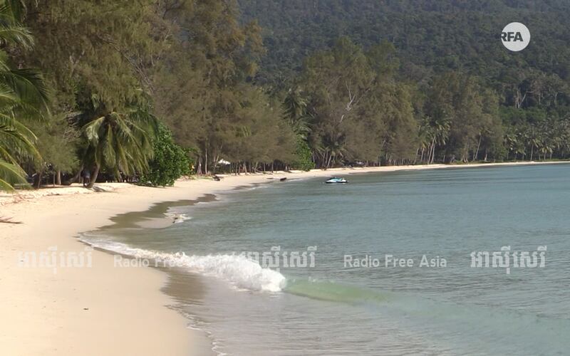 ទិដ្ឋភាពឆ្នេរឋានសួគ៌ ឆ្នេរភ្លោះ កោះរ៉ុង សង្កាត់កោះរ៉ុង ក្រុងព្រះសីហនុ ខេត្តព្រះសីហនុ កាលពីខែមិថុនា ឆ្នាំ២០១៧។