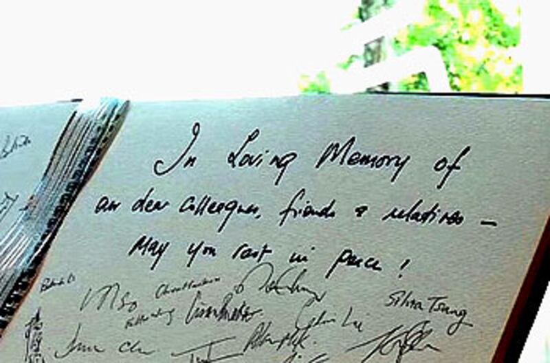 員工又在弔唁冊上向死者寫上最後心意。(相片由港燈公司提供)