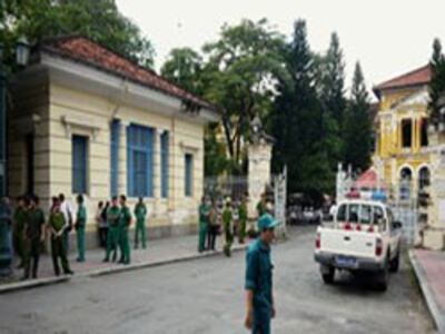 An ninh canh gác bên ngoài khu vực TAND TPHCM trong một phiên xử. Ảnh minh họa. AFP photo