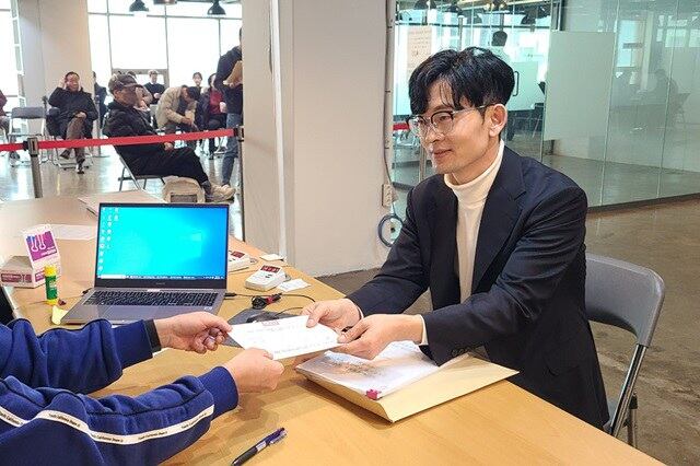 박충권 전 현대제철 연구개발본부 책임연구원이 지난 7일 서울 국민의힘 중앙당사에서 ‘국민의미래’ 비례대표 공천 신청서를 제출하고 있는 모습.