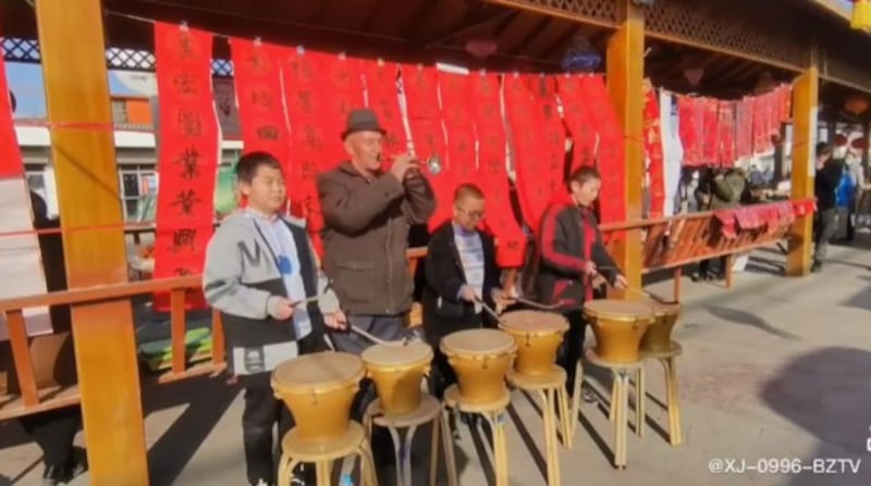 网上流传新疆维吾尔自治区维吾尔族人庆贺中国农历春节视频。（迪里夏提提供）