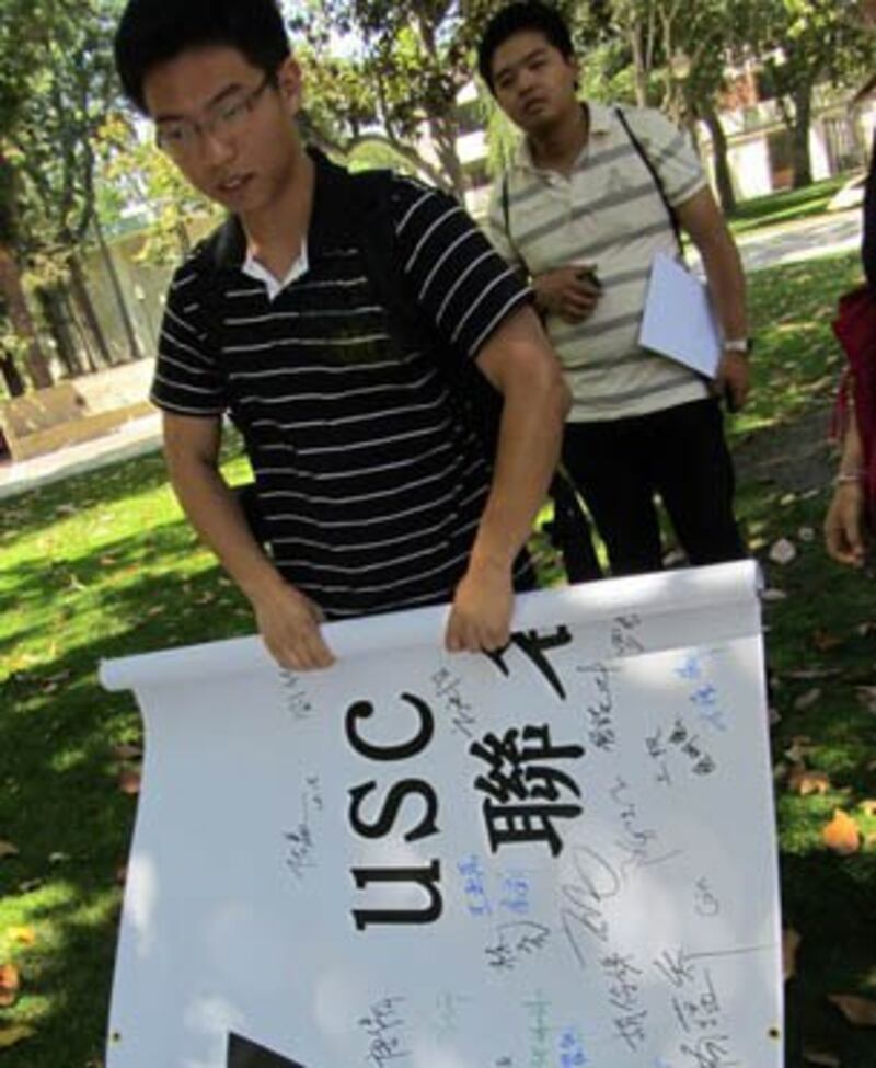 图片：南加大中国学生签名请愿,促法官严惩凶嫌(记者萧融拍摄)