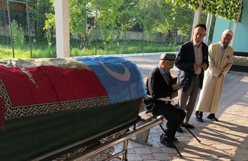 قىرغىزىستاننىڭ بىشكەك شەھىرىدە ياشىغان ئاتاقلىق ئۇيغۇر جامائەت ئەربابى، دوختۇر نازىم قەمبىرىنىڭ جىنازىسى. 2023-يىلى 1-ماي، بىشكەك.