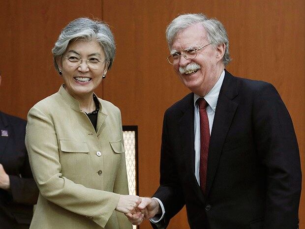존 볼턴 미 백악관 국가안보회의(NSC) 보좌관이 지난 7월 24일 한국 외교부 청사에서 강경화 외무장관과 악수를 하고 있다.