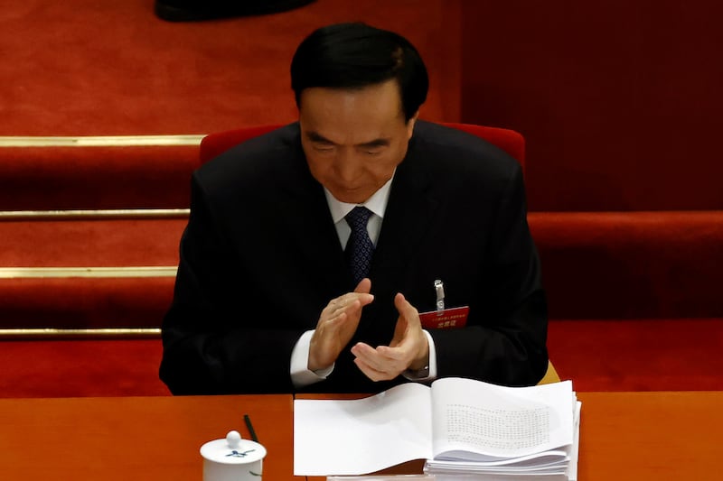 ཤིན་ཅང་རང་སྐྱོང་ལྗོངས་ཀྱི་དམར་ཤོག་དྲུང་ཆེ་ཁྲན་ཆུན་གྷོ་པེ་ཅིན་དུ་རྒྱ་ནག་མི་མང་འཐུས་མིའི་ཚོགས་ཆེན་སར་བཅར་པའི་སྐབས་ཀྱི་འདྲ་པར། ༢༠༢༡།༠༣།༠༥