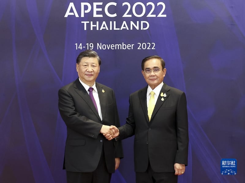 在周五的開幕禮上,巴育再次在台上歡迎各國領袖,這次習近平有與他握手。(新華社圖片)