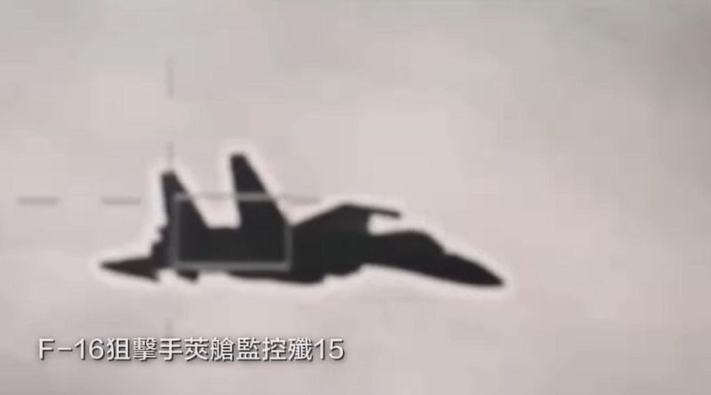 F-16狙擊手莢艙鎖定殲-15畫面曝光。（國防部發言人Facebook圖片）