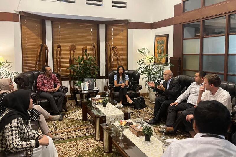 د ئۇ ق بىلەن ئامېرىكىدىكى ئۇيغۇر كىشىلىك ھوقۇق قۇرۇلۇشى خادىملىرىدىن تەركىب تاپقان تۆت كىشىلىك ئۆمەك ھىندونېزىيە كىشىلىك ھوقۇق تەشكىلاتىنى زىيارەت قىلدى. 2024-يىلى 3-سېنتەبىر، ھىندونېزىيە.