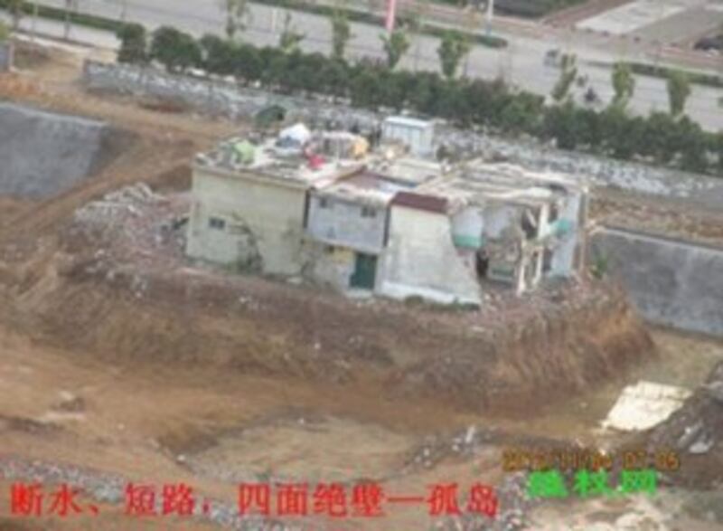 图片：王强的房子被围成一个孤岛。（维权网）