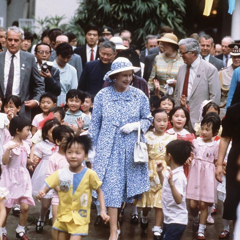 英女皇訪港期間所到之處均人頭湧湧，她仍貫徹其親民作風向市民打招呼。（昔日香港Facebook圖片）