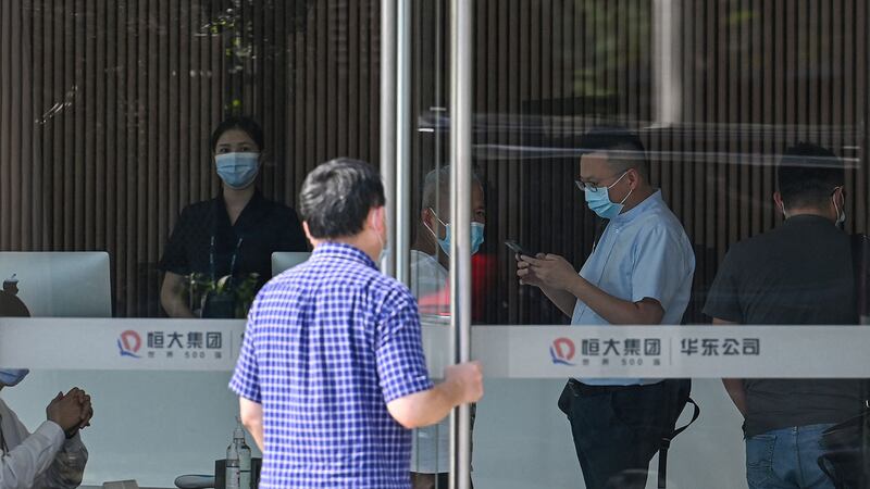 2021年9月22日，人們在上海恒大中心大樓內。（法新社）