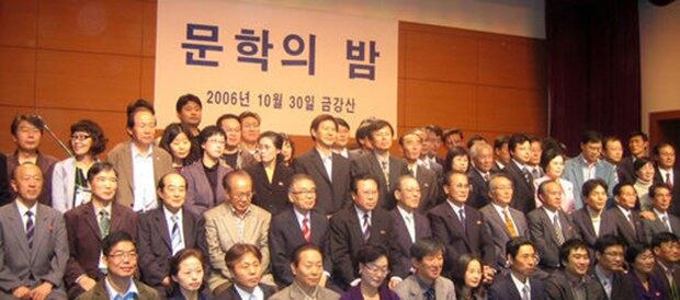 지난 2006년 금강산에서 진행된 '6.15민족문학인협회' 결성식 '문학의 밤'행사에서 남북 문인들이 함께 단상에 나와 기념사진을 찍고 있다.