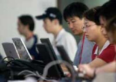 Người dùng internet ở tỉnh Sơn Đông của Trung Quốc. AFP PHOTO / Frederic J. BROWN.