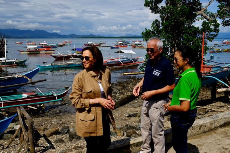 U.S. Vice President Kamala Harris (left) visits a fishing community in Tagburos village on Palawan island, a frontline territory in the Philippines’ dispute with Beijing over the South China Sea, Nov. 22, 2022. [Jason Gutierrez/BenarNews]