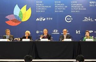 유영숙 환경부장관과 장신성 세계자연보전연맹(IUCN) 신임 총재 등이 제주국제컨벤션센터에서 '2012 세계자연보전총회(WCC)' 폐막식이 끝난 뒤 기자회견을 하고 있다.