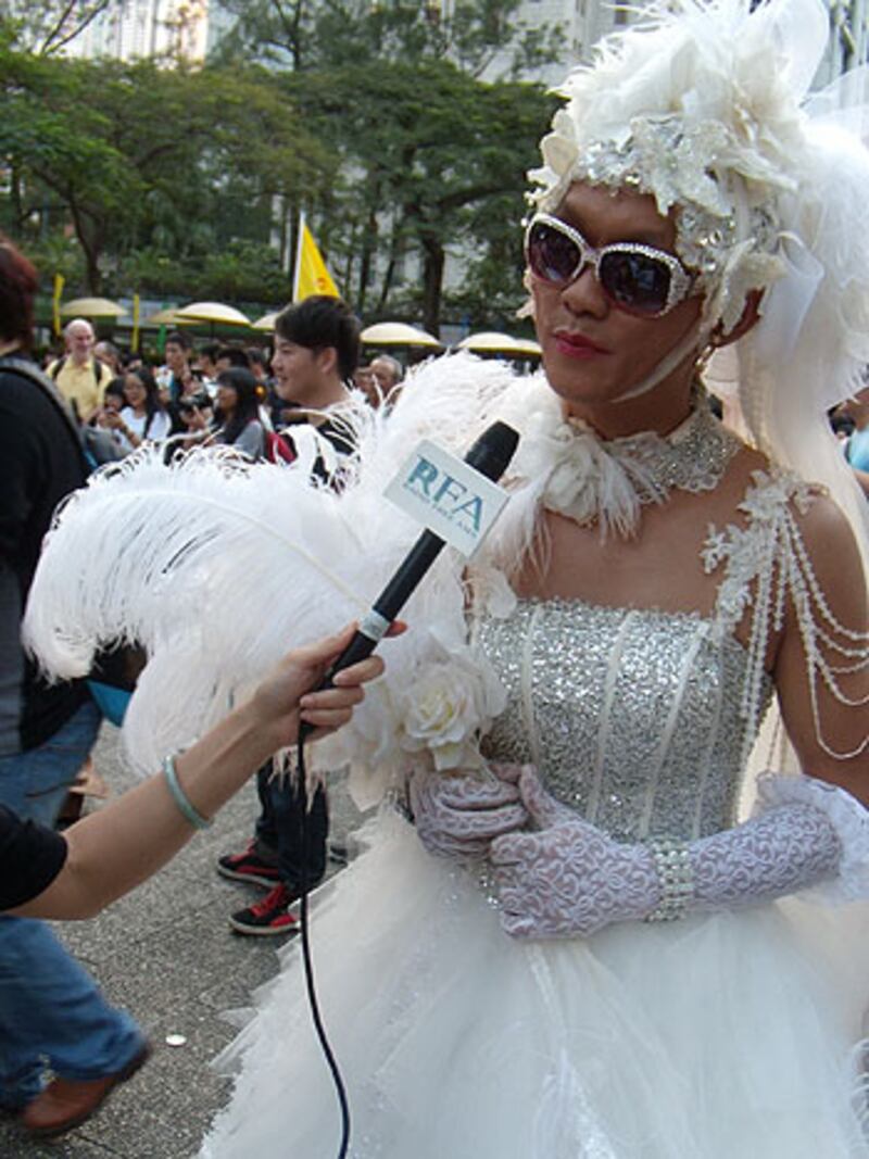 穿上婚妙的嵐鋒十分盼望能在香港與同志伴侶註冊結婚, 但他承認中國的傳統文化讓他們難以讓長者接受。(粵語部劉雲攝)