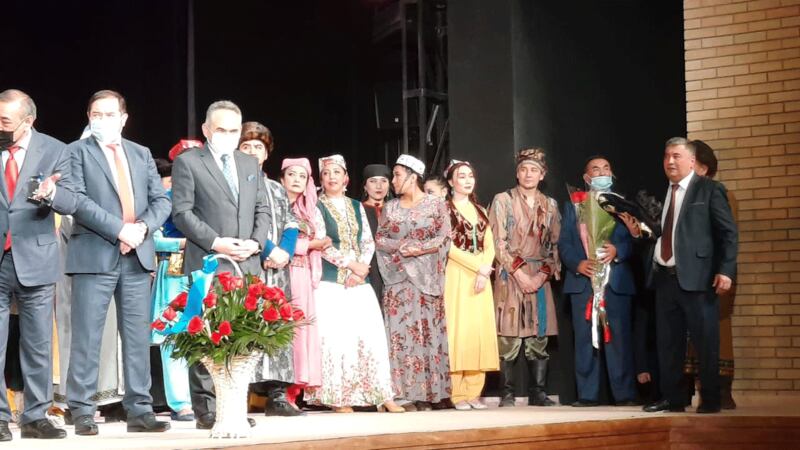 ئۇيغۇر تىياتىرىنىڭ يېڭى مەۋسۇمىنىڭ ئېچىلىش مۇراسىمىدىن كۆرۈنۈش. 2020-يىل 28-نويابىر، ئالمۇتا.