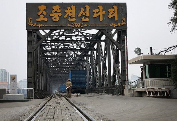북한 신의주에서 중국쪽으로 건너가는 조중친선다리(조중우의교)의 입구. 