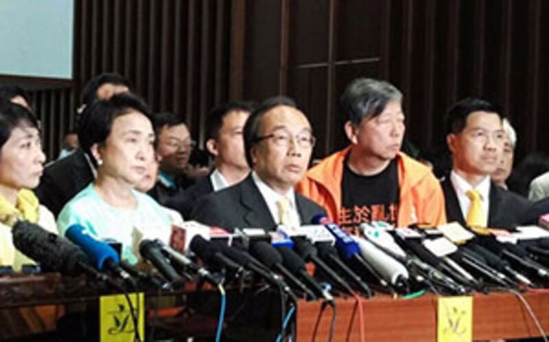 2015年6月18日，泛民指政改方案遭大比數否決，展示港人不接受假普選，促政府重啟政改。(民主黨提供) 