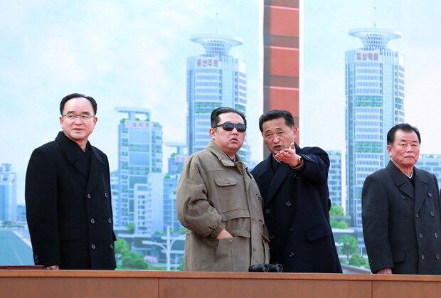 김정은 총비서가 지난 2월 평양 화성지구 1만세대 주택 건설 착공식에 참석하고 있다. 북한 김정일 국방위원장이 자주입던 스타일의 점퍼와 선글라스를 착용했다. /Reuters