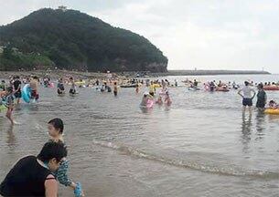 전북 부안군 격포해수욕장에서 행락객들이 물놀이하며 즐거운 시간을 보내고 있다.