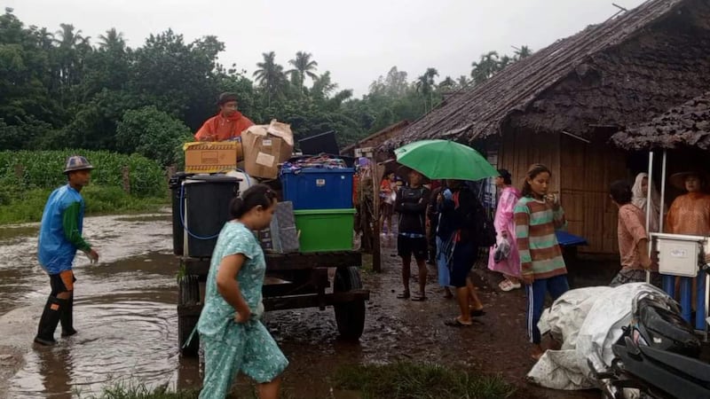 သောင်ရင်းမြစ်ရေတက်လာသည့်အတွက် ရွှေ့ပြောင်းနေကြသည့် သေ့ဘောဘိုးဒုက္ခသည်စခန်းမှ ဒုက္ခသည်များအား ၂၀၂၄ ခုနှစ် ဇူလိုင်လ ၂၆ ရက်နေ့က တွေ့ရစဉ်။ (Citizen Photo)