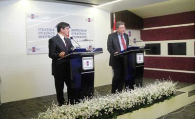 erkin-ekrem-kirghiz-bashministirige-doklat-385.jpg