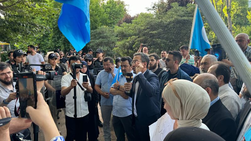 خىتاي ئۈرۈمچىدىن كەلتۈرۈلگەن ئۇيغۇر سەنئەتچىلەرنىڭ ئورۇنلىشىدا ناخشا - ئۇسۇل پىروگراممىسى ئۆتكۈزمەكچى بولغان شىشلى جەمال رەشىت بەي تىياتىرخانىسىنىڭ ئالدىدا نامايىشچىلار. 2024-يىلى 2-ئىيۇن، ئىستانبۇل.