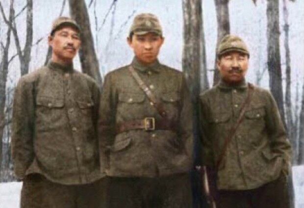 김일성이 항일빨치산 시절 절친한 동료들과 찍은 사진으로, 가운데는 김일성, 그의 왼쪽은 안길 전 보안간부훈련대대부(1946년 당시 군 간부양성소) 참모장, 오른쪽은 최현 전 인민무력부장이다.