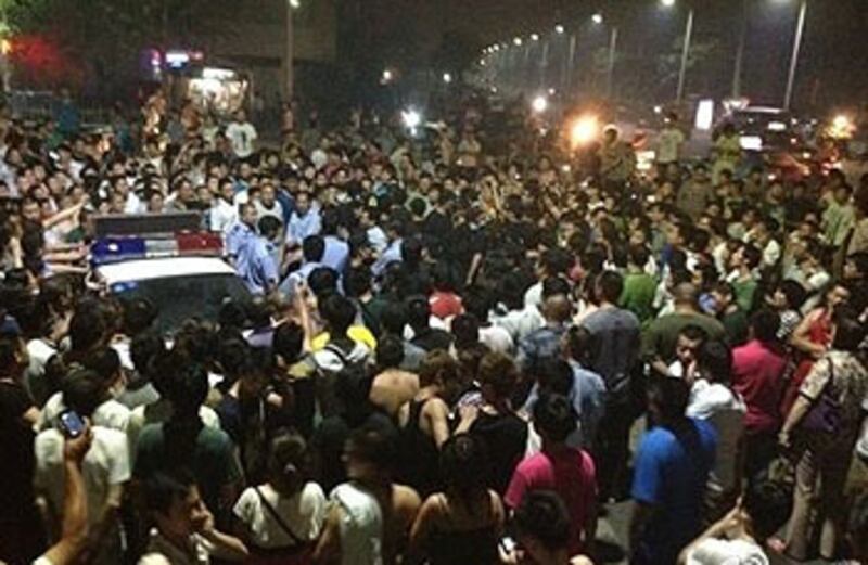 6月12日晚，河南許昌市城管毆打小販引發逾千民眾抗議暴力執法。（圖片由劉女士提供）